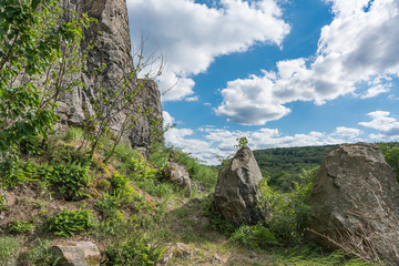 View along a rock wall of the Stenzelberg.