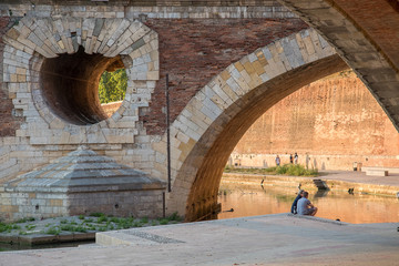Détails de ponts en brique et vue sur des quais à Toulouse en France 