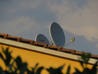 Parabole rivolte verso il cielo