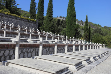 Mignano MonteLungo, italia - 14 agosto 2020: Il cimitero militare che contiene le spoglie di 974 soldati italiani morti durante i combattimenti nelle battaglie di Montelungoe  Cassino durante la secon