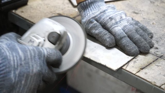 stripping burrs on a metal part in a manual with a coal-sah machine