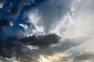 雲間から射す太陽光