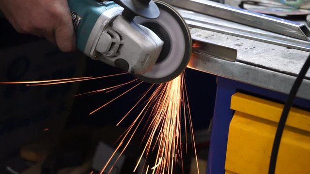 stripping burrs on a metal part in a manual with a coal-sah machine