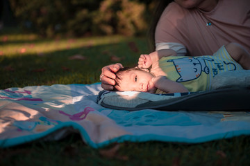 bebé iluminado por los rayos del Sol renacer felicidad cuidado seguro al aire libre con gatito...