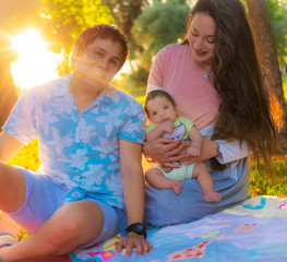 Padres con su bebé felices en el verano felicidad ensueño maternidad seguridad en el parque sobre...