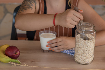 Mujer desayunando avena con leche