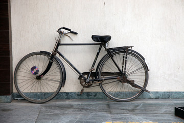Obraz na płótnie Canvas old bicycle on the street