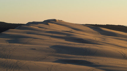 Fototapeta na wymiar Traces de pas sur la Dune du Pilat, au coucher du soleil