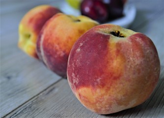 Fototapeta na wymiar row of peaches