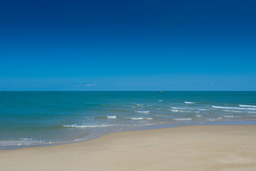 Fototapeta na wymiar The beach with blue sky.