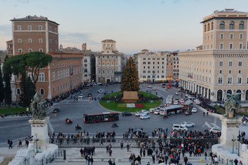 Fototapeta premium Piazza Venezia al tramonto vista dalla scalinate del Vittoriano (Roma, Italia)