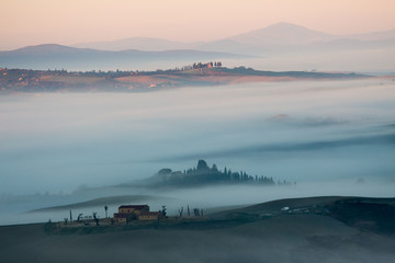 paesaggio autunnale all'alba