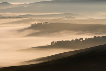 alba con nebbia