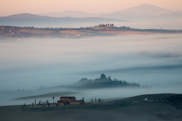 nebbia in val d'orcia colline della toscana