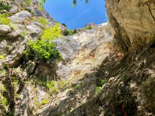 Obraz premium a rope on the rock for climbing