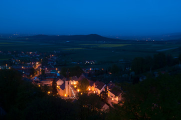 Nocny widok z góry na miasteczko Srebrna Góra na Dolnym Śląsku