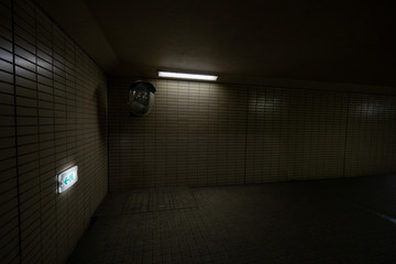 夜の地下道にあるミラー
