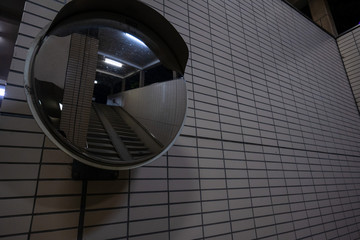 夜の地下道にあるミラー