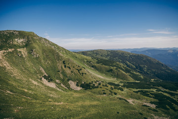 Naklejka premium A sign on the side of a mountain