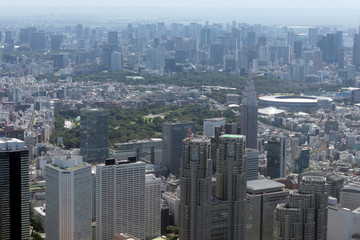 新宿の高層ビル街を空撮