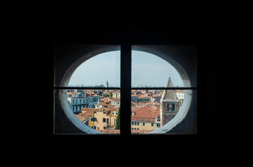 La vista su Venezia dalla finestra di un palazzo storico