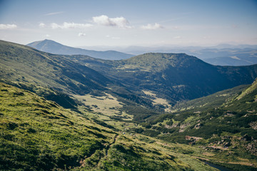 Naklejka premium W tle widok na dużą górę