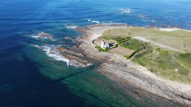 Every night, he therefore warns sailors heading for or leaving Lorient of the significant danger posed by this very jagged coast, with 1 red flash every 5 seconds