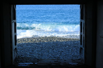 夏の思い出　トンネルを抜けると青い海