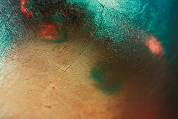 abstraktes Hintergrundbild aus Metall in bunt mit Kratzern und Reflektionen, grunge