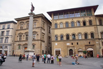 Obraz premium Starożytna kolumna sprawiedliwości na Piazza Santa Trinita we Florencji