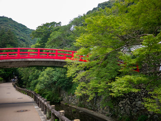 赤い日本風の橋