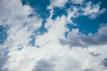 Cielo con nubes y luz del sol
