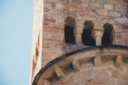 Torre románica medieval con arcos y columnas