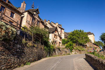 Fototapeta na wymiar Ruelles étroites du village médiéval de Conques, Aveyron, Occitanie.