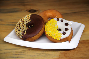 deliciosas donas en platos blancos