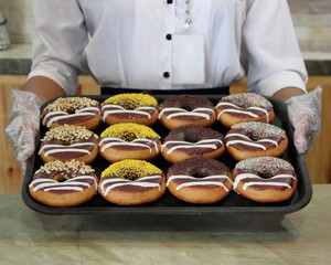 exhibicion de donas en bandeja negra