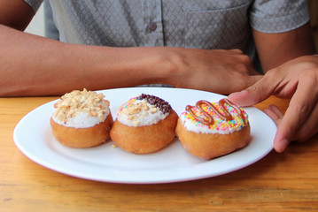 deliciosos ponquesitos en plato blanco