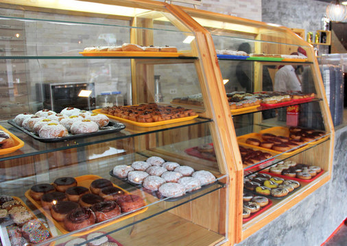 vitrina llena de donas y postres