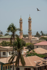 Fototapeta na wymiar Tejados y minaretes de mezquita en Banjul, Gambia