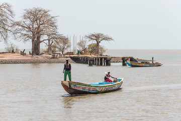 Obraz premium Barca de pescadores e isla James en el río Gambia