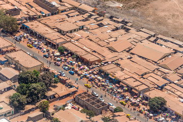 Vista aérea de un mercado en Serekunda, Gambia