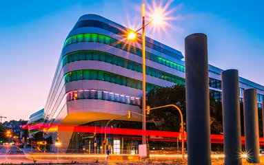 Nachts in Stuttgart mit Gebäuden und Lichtern © Mustafa Kurnaz