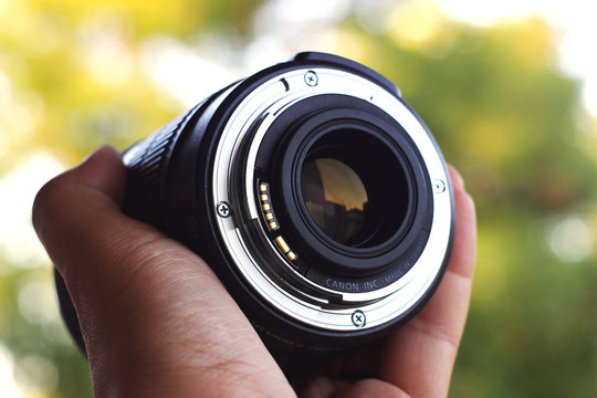 Fototapeta Back view of Taiwan made Canon zoom lens on hand