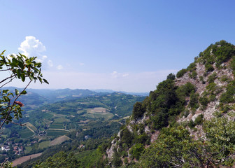 scenico panorama delle campagne coltivate in emilia romagna , in italia