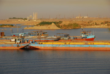 Fototapeta na wymiar Lastkähne im Hafen, Nassersee, Assuan Staudamm, Assuan, Ägypten, Afrika