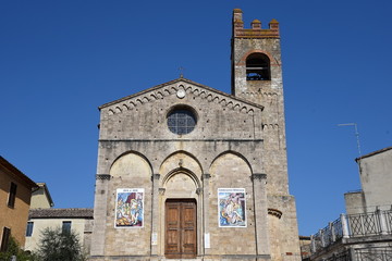 Fototapeta na wymiar Basilika Sant'Agata in Asciano vor strahlend blauem Himmel