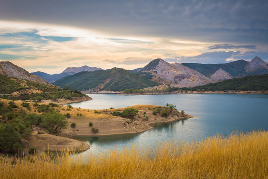 Atardecer desde la orilla del embalse del r&iacute;o Porma.