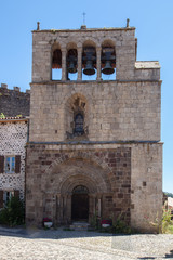 Fototapeta na wymiar Façade de l'église d'Arlempdes en Haute-Loire