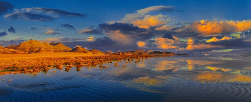 Idyllische Insel mit dramatischen Himmel bei Sonnenuntergang, Nassersee, Assuan Staudamm, Assuan, &Auml;gypten, Afrika