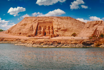 Statue Ramses des II vor der Fassade des Großen Tempels von Abu Simbel, Nassersee, Assuan...
